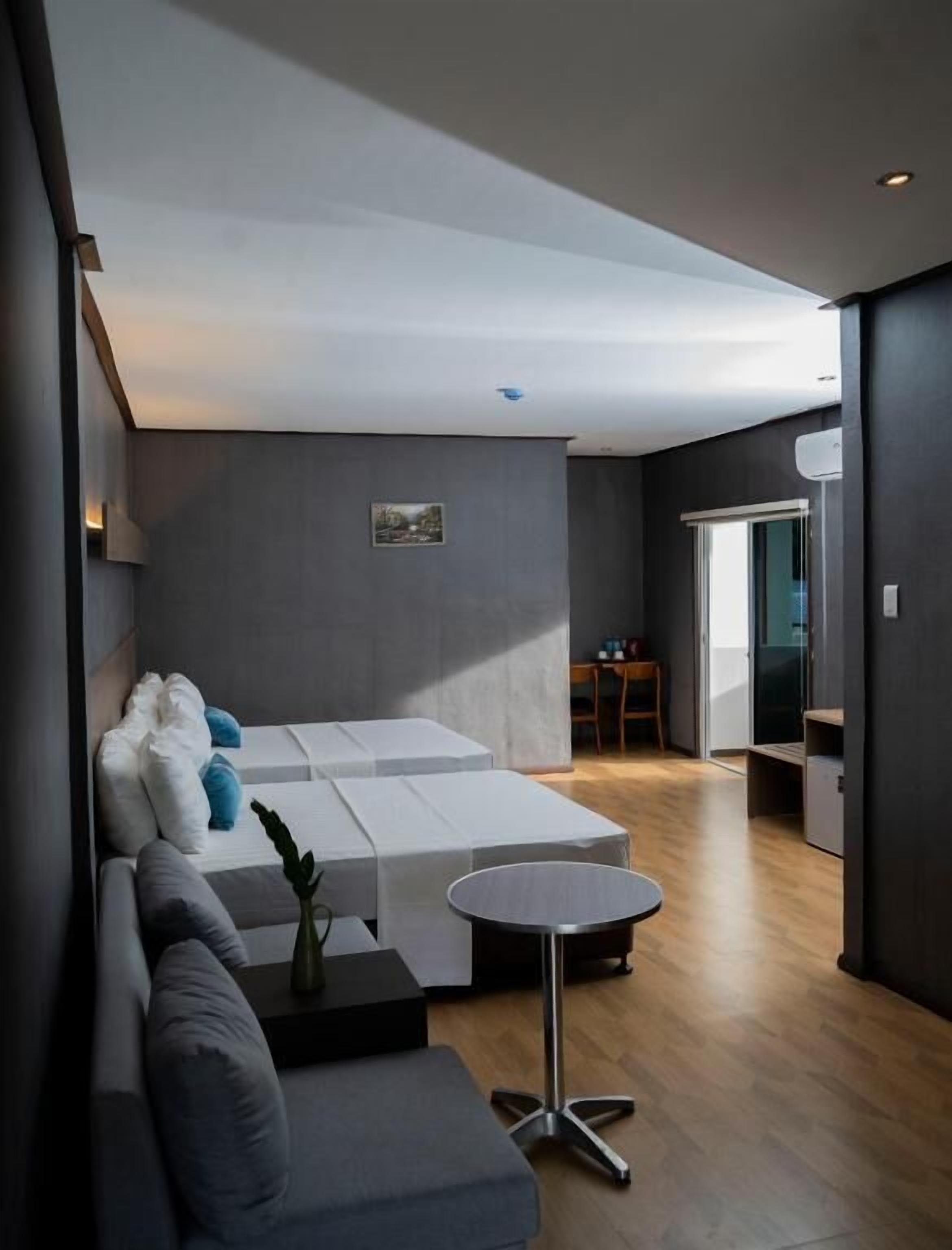 Kamar Double atau Twin Premier, balkon, pemandangan kolam renang | Brankas, meja kerja, ruang kerja ramah laptop, dan Wi-Fi gratis