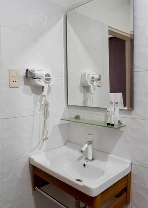 Shower, perlengkapan mandi gratis, pengering rambut, dan handuk