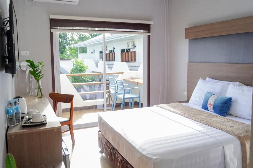 Kamar Double Standar, pemandangan kolam renang | Brankas, meja kerja, ruang kerja ramah laptop, dan Wi-Fi gratis