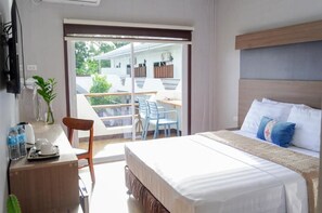 Kamar Double Standar, pemandangan kolam renang | Brankas, meja kerja, ruang kerja ramah laptop, dan Wi-Fi gratis