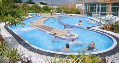 Cozy Mobile Home at Havens Reighton Sands Holiday Park, Pet-friendly Retreat