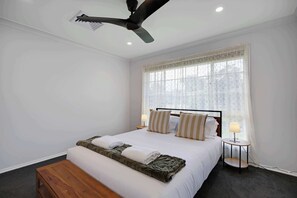 Room - Canterbury House | Firepit Retreat Near Mall (Dubbo)