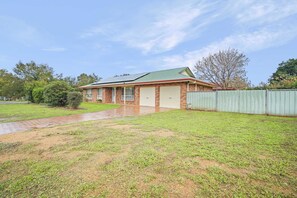 Exterior - Canterbury House | Firepit Retreat Near Mall (Dubbo)