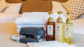 Appartement Confort, balcon, vue ville | Équipements de salle de bain | Sèche-cheveux, chaussons, serviettes fournies, shampoing