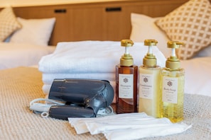 Comfort Apartment, Balcony, City View | Bathroom amenities | Hair dryer, slippers, towels, shampoo