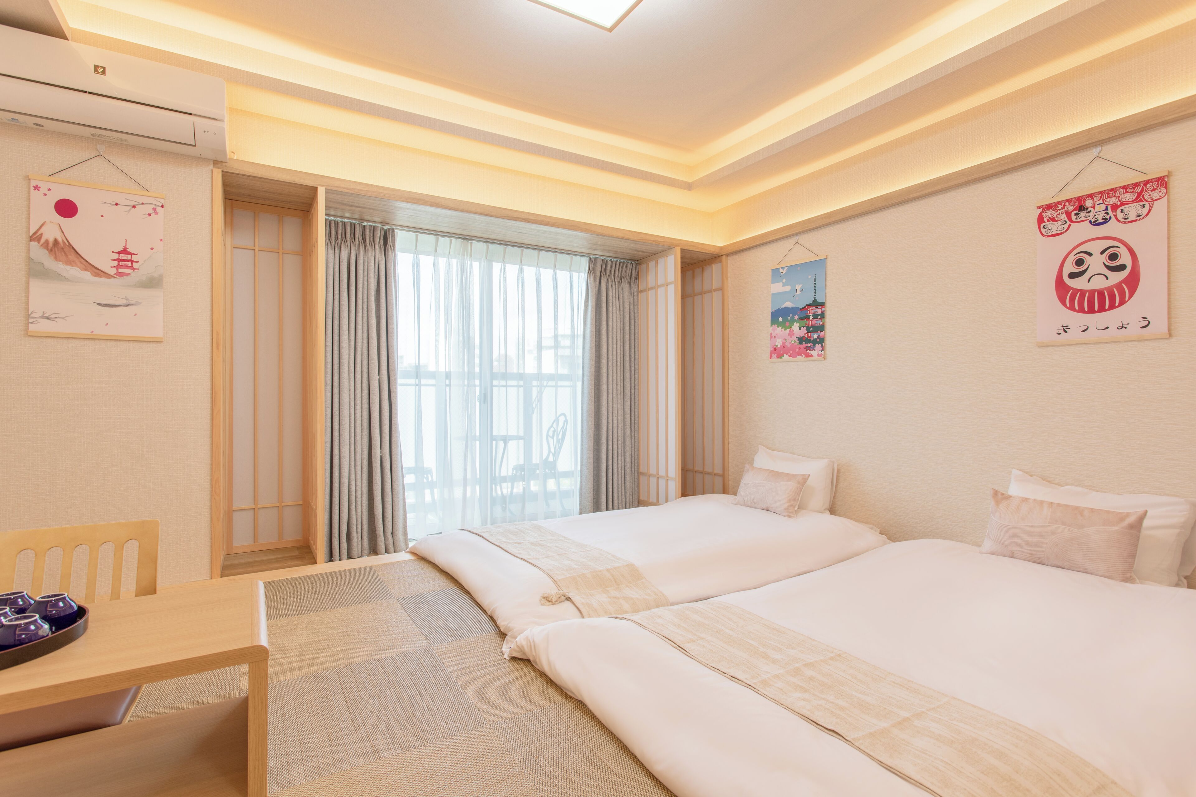 Une chambre d’hôtel avec deux lits, une table et une chaise.