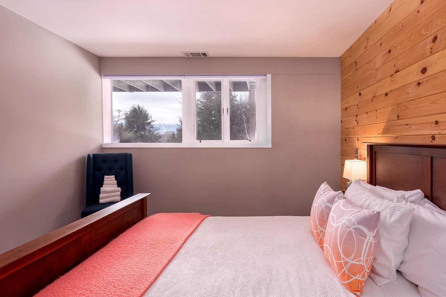 3 slaapkamers, een strijkplank/strijkijzer, wifi, beddengoed