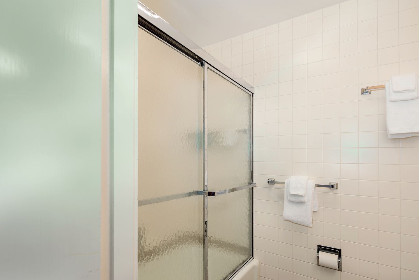 Bañera de hidromasaje, secador de pelo, toallas