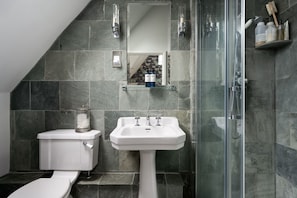 Douche, séchoir à cheveux, serviettes fournies, savon