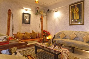 Ein Wohnzimmer mit einer Couch, einem Couchtisch und einem Bild an der Wand.