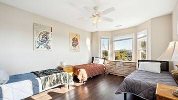6 bedrooms, iron/ironing board, travel crib, bed sheets