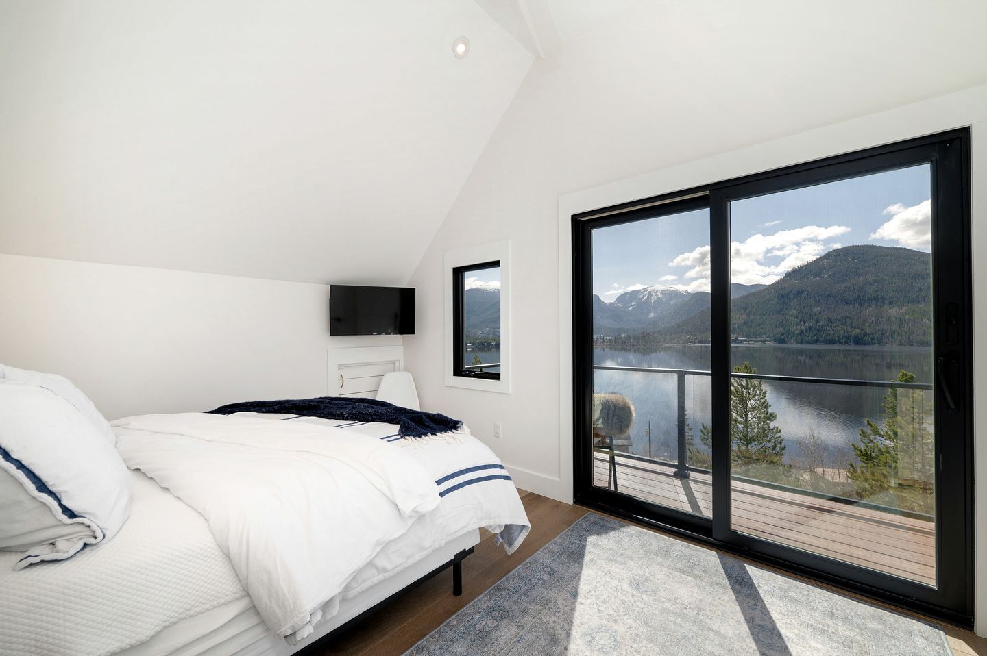 3 bedrooms, desk, WiFi, bed sheets