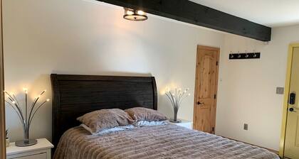 Charming, Glamping Cabin with Barbecue Grill, Perfect for Wildlife Watching in Raton, New Mexico
