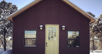 Charming, Glamping Cabin with Barbecue Grill, Perfect for Wildlife Watching in Raton, New Mexico