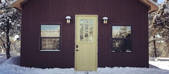 Charming, Glamping Cabin with Barbecue Grill, Perfect for Wildlife Watching in Raton, New Mexico