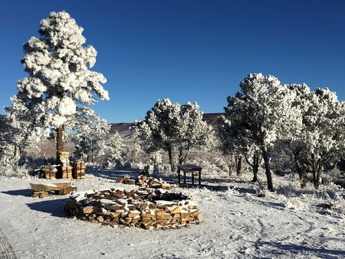 Charming, Glamping Cabin with Barbecue Grill, Perfect for Wildlife Watching in Raton, New Mexico