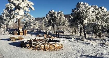 Charming, Glamping Cabin with Barbecue Grill, Perfect for Wildlife Watching in Raton, New Mexico