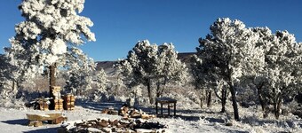 Charming, Glamping Cabin with Barbecue Grill, Perfect for Wildlife Watching in Raton, New Mexico