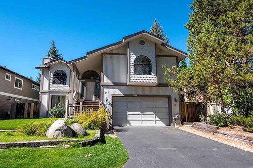 Stunning Cottage with Hot-tub in South Lake Tahoe, California