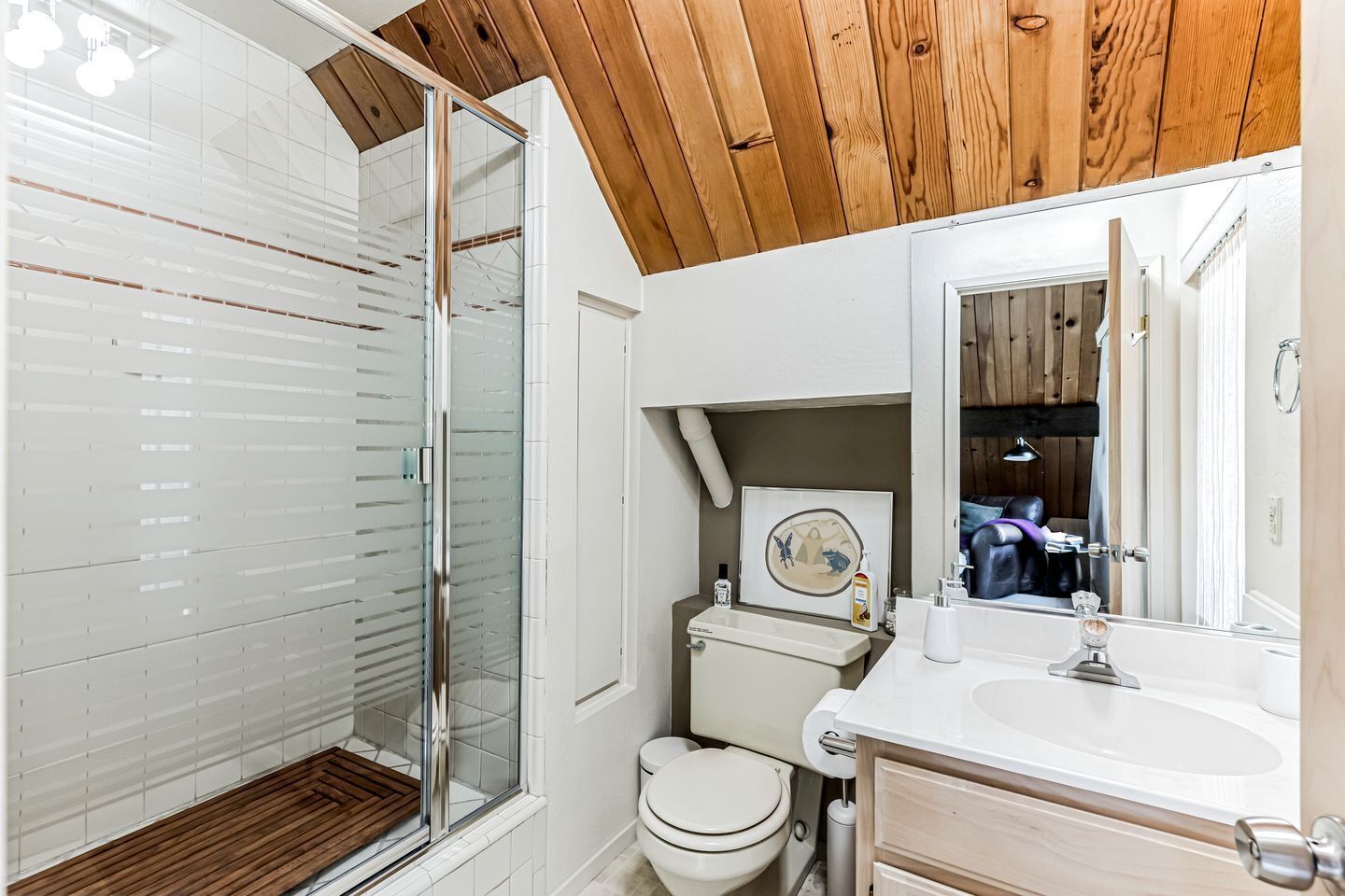 Jetted bath, towels, soap, shampoo