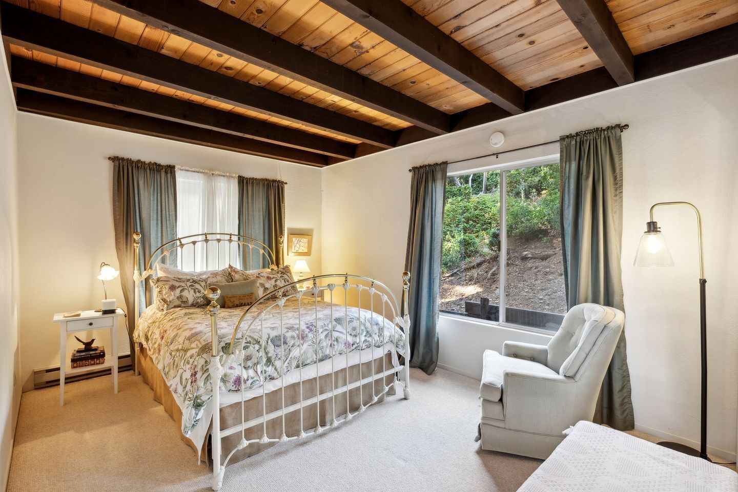 Desk, iron/ironing board, WiFi, bed sheets
