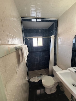 Standard Single Room | Bathroom | Shower, towels, soap, shampoo - Colony Motel (Los Angeles)