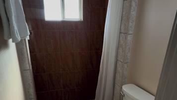 Exclusive Single Room | Bilik Mandi | Pancuran mandi, tuala disediakan, sabun, syampu
