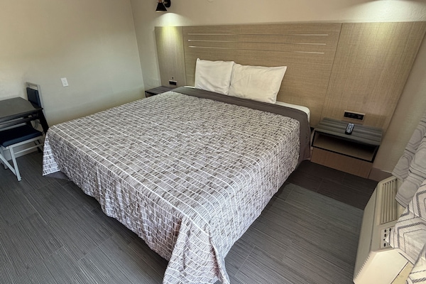 Exclusive Single Room | WiFi (free), bed sheets