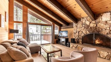 Una televisión, una chimenea, un futbolín