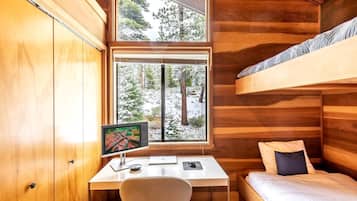 4 soverom, skrivebord, reiseseng for barn og sengetøy