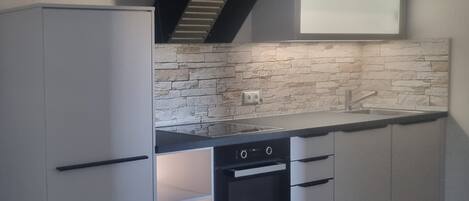 Coffee/tea maker, fridge, oven, stovetop