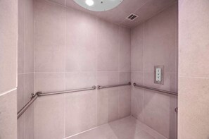 Haartrockner, Handtücher, Seife, Toilettenpapier