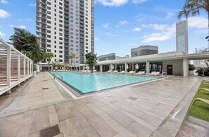 Pool - Cozy 2-bedroom condo with 24/7 Amenities in Miami (Miami)