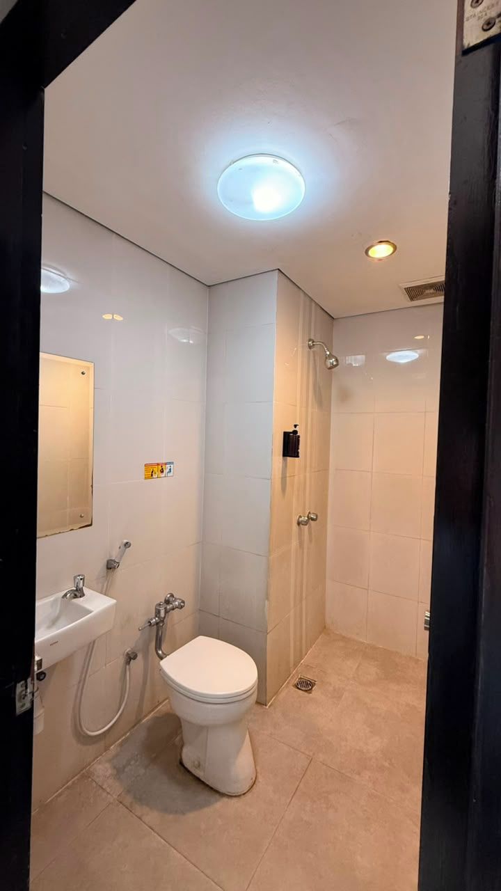 Ein Badezimmer mit Toilette, Waschbecken und Dusche.