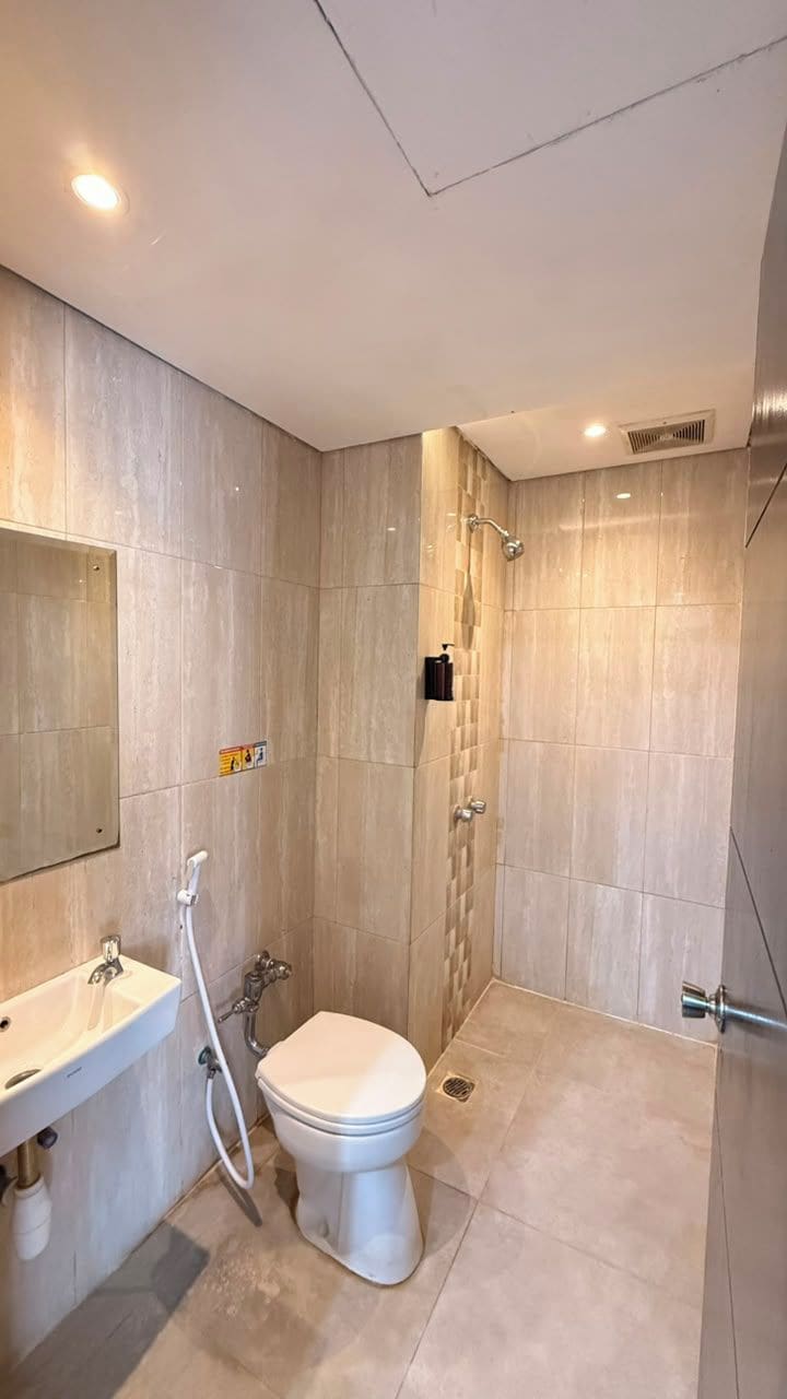 Ein modernes Badezimmer mit Toilette, Waschbecken und Dusche.