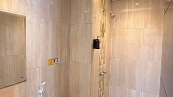 Ein modernes Badezimmer mit Toilette, Waschbecken und Dusche.