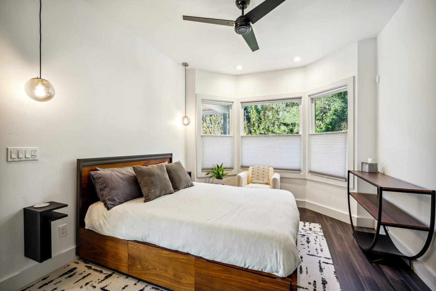 Desk, iron/ironing board, WiFi, bed sheets