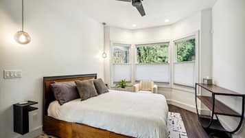 Desk, iron/ironing board, WiFi, bed sheets