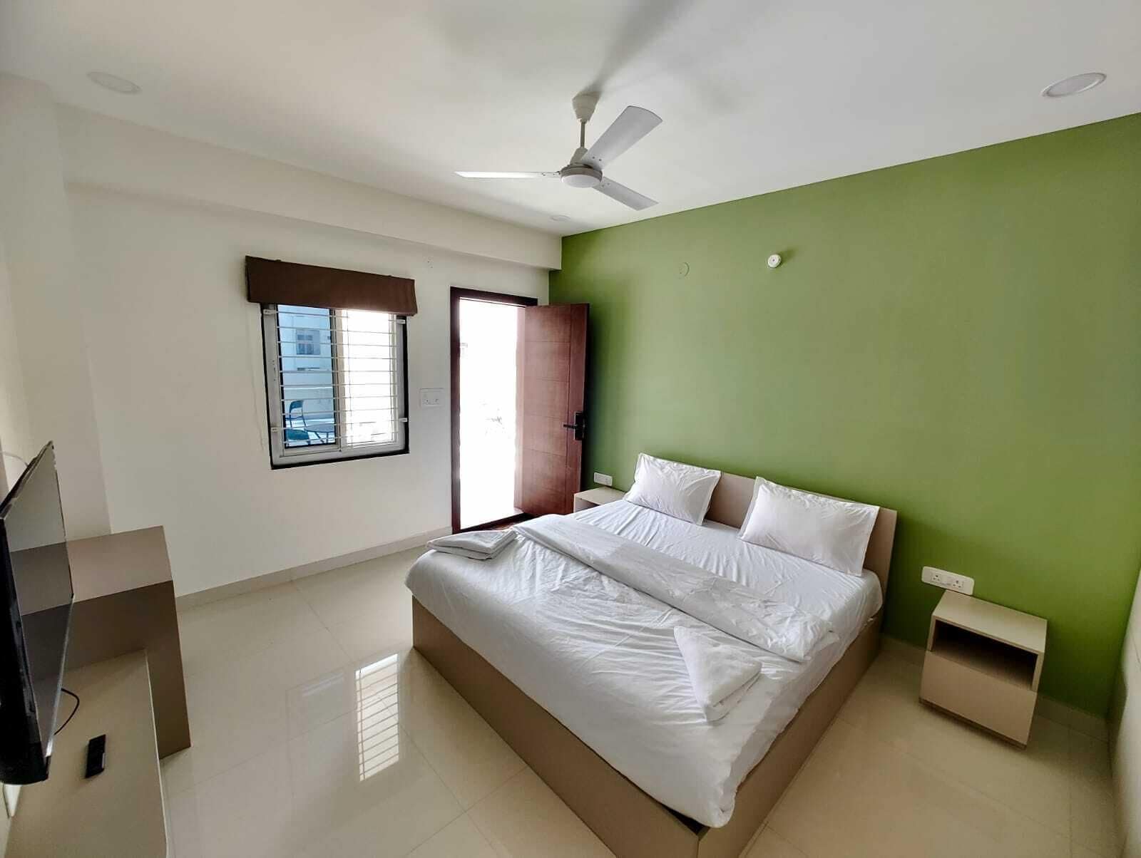 Signature Room | Free WiFi, bed sheets