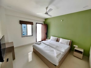 Signature Room | Free WiFi, bed sheets