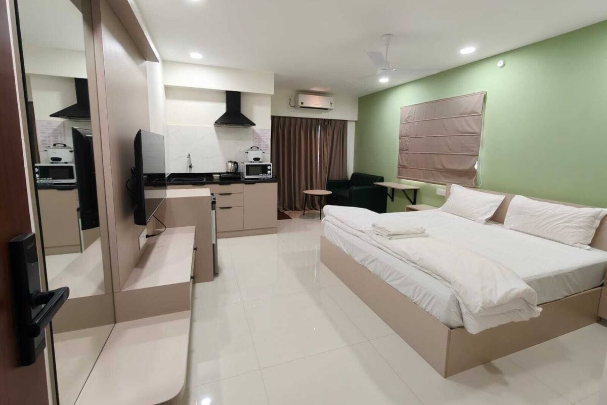 Deluxe Studio | WiFi (free), bed sheets