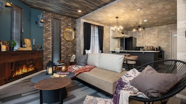 Una sala de estar con chimenea, sofá y comedor.