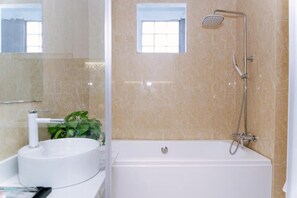 Estudio, vista a la ciudad | Baño | Amenidades de baño gratuitas, secadora de cabello, toallas, jabón 