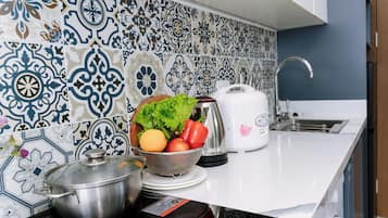 Studio, balcon | Cuisine privée | Mini réfrigérateur, micro-ondes