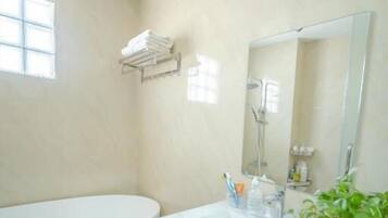 Studio, Terrace | Bathroom | Free toiletries, hair dryer, towels, soap