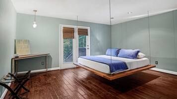 5 bedrooms, desk