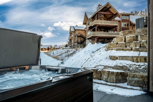 Impressive Mountain Villa with Hot-tub and Impressive Views in Big Sky, Montana