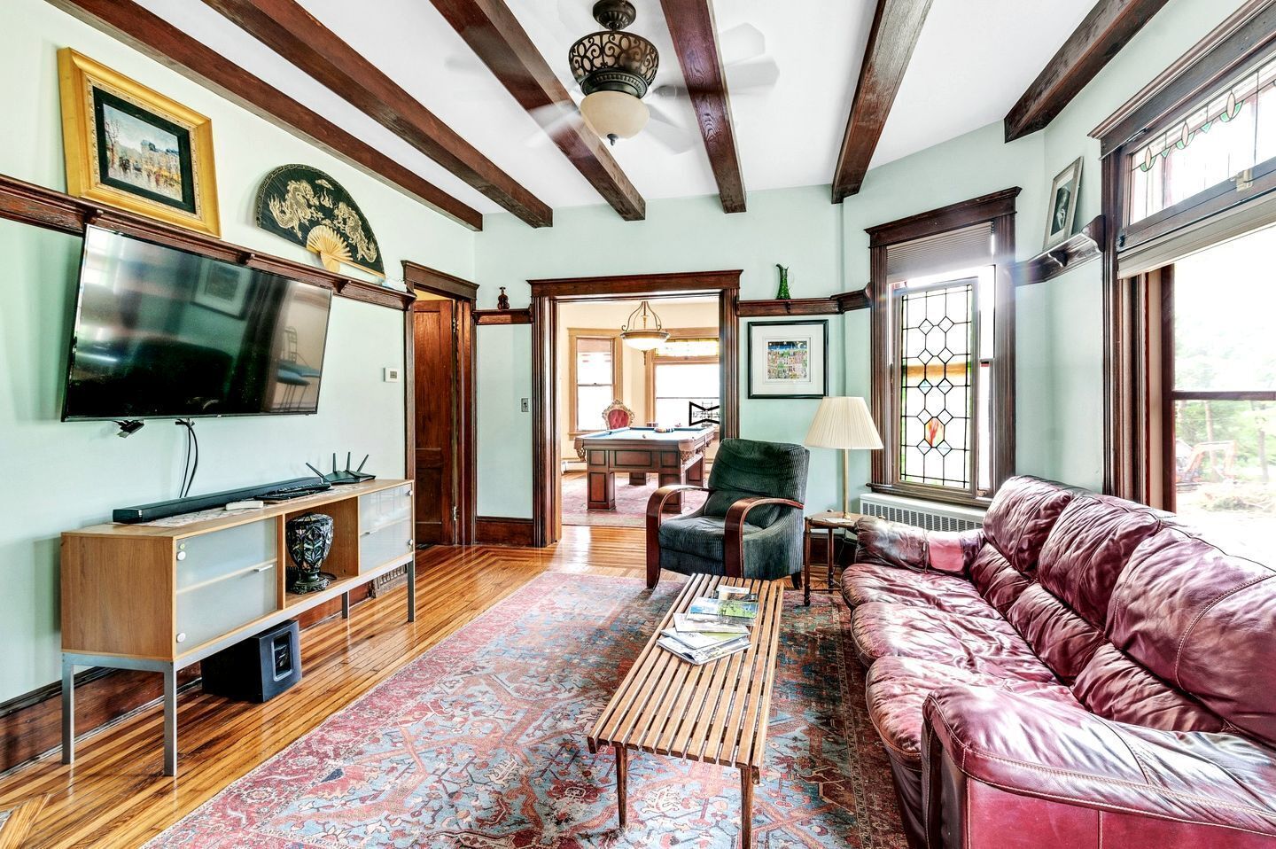 TV, fireplace