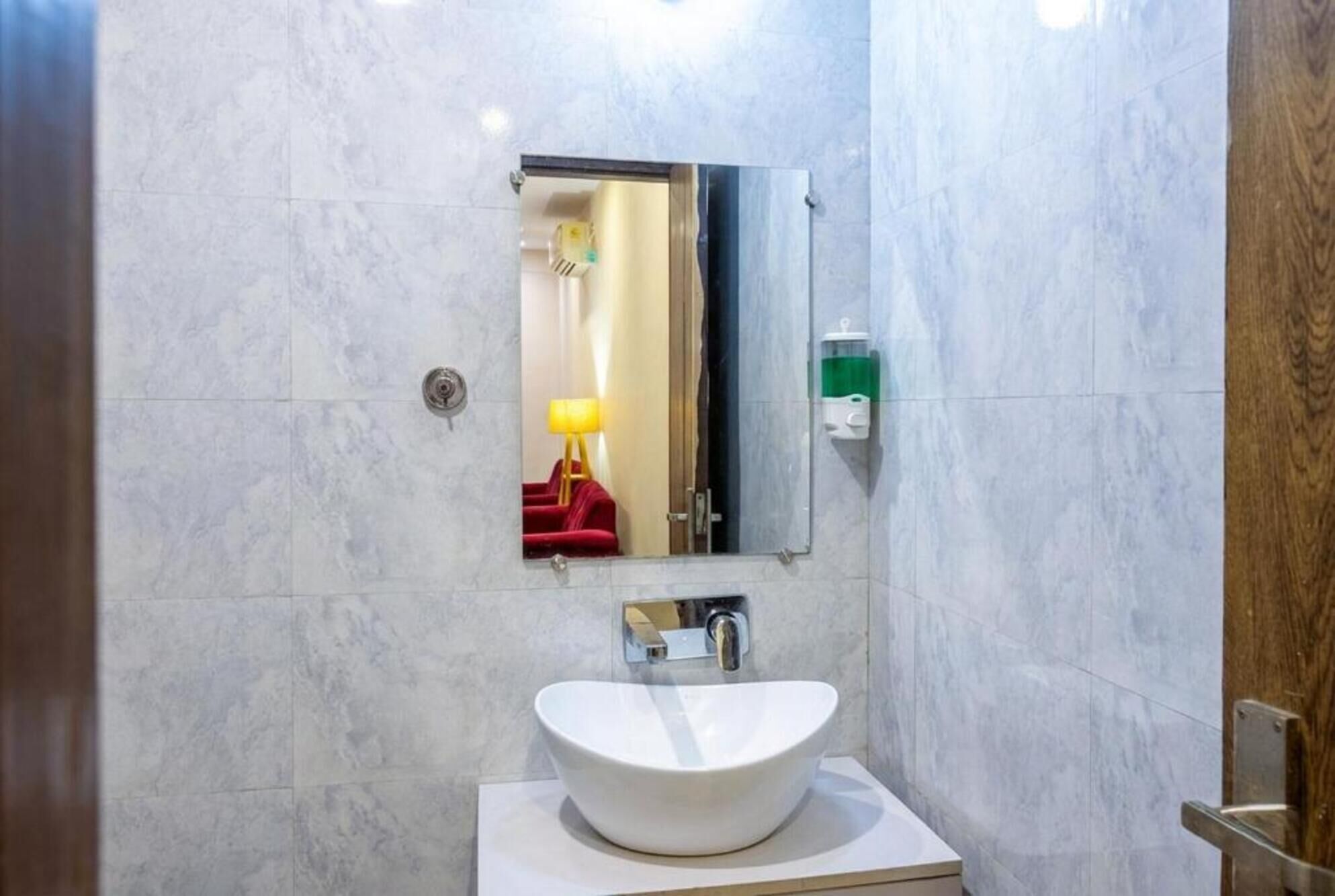 Deluxe Double Room | Bathroom | Free toiletries, towels, toilet paper