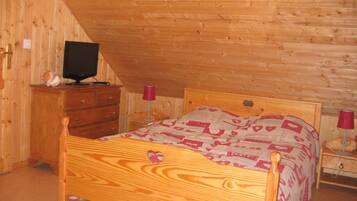 2 bedrooms, iron/ironing board, Internet, bed sheets